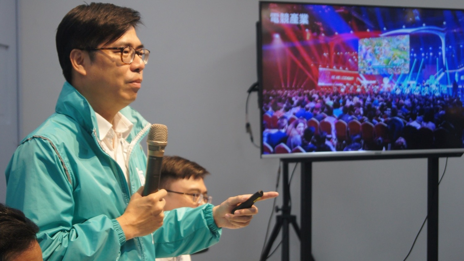 陳其邁說明他對亞洲新灣區的理念與規劃。 圖 : 陳其邁競選辦公室/ 提供 陳其邁說明他對亞洲新灣區的理念與規劃。 圖 : 陳其邁競選辦公室/ 提供