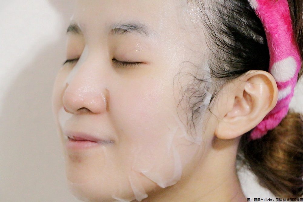 首先就是「面膜或保濕化妝水」,在機上敷臉其實對於漫長的飛行時數等待,是對臉部保養相當好的動作。 圖:翻攝自Flickr/羽諾 諾咪開放權限 首先就是「面膜或保濕化妝水」,在機上敷臉其實對於漫長的飛行時數等待,是對臉部保養相當好的動作。 圖:翻攝自Flickr/羽諾 諾咪開放權限