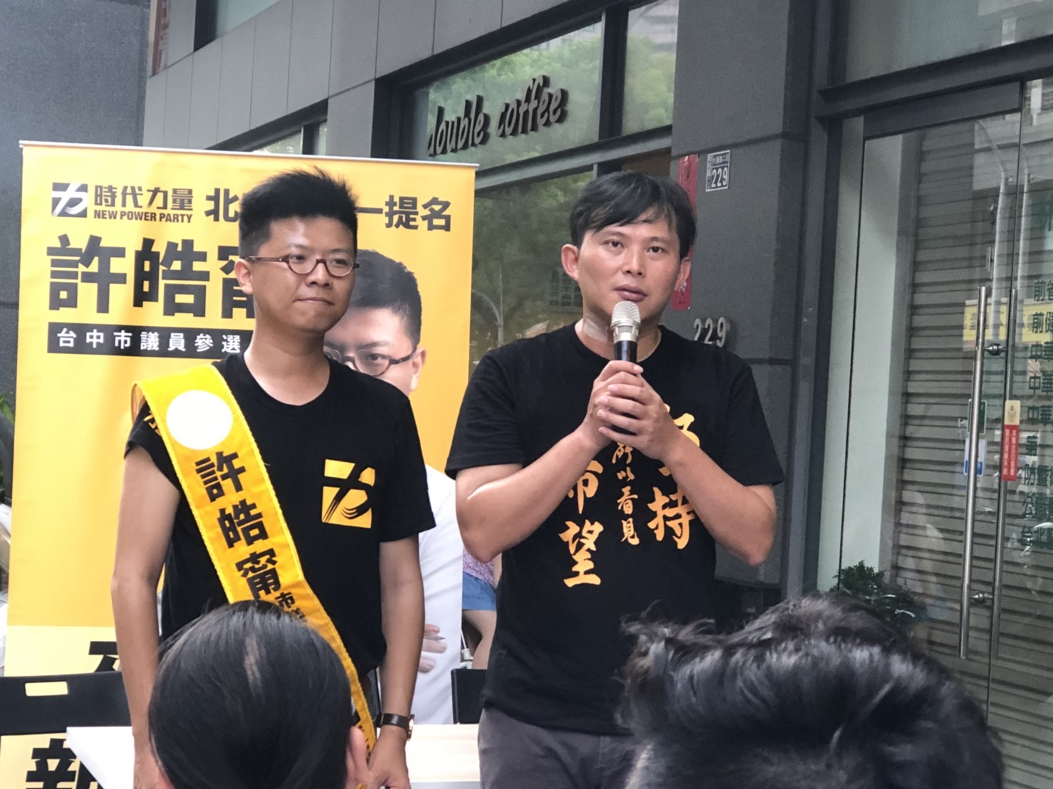黃國昌為北屯區參選人許皓甯站台。 圖:時力台中黨部/提供 黃國昌為北屯區參選人許皓甯站台。 圖:時力台中黨部/提供