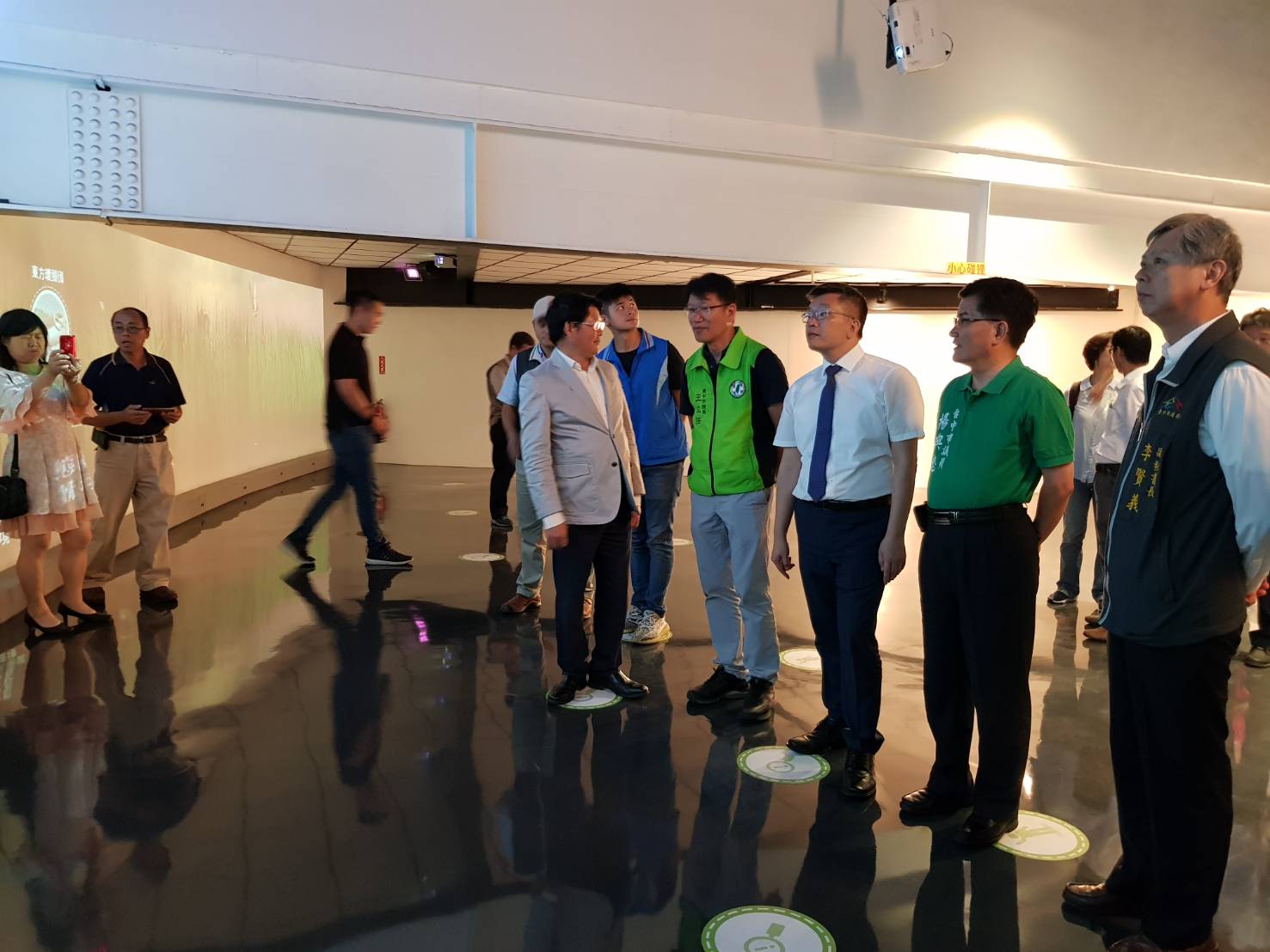 立法院副院長蔡其昌(右三)等人參觀遊客中心設施。 圖:蔡其昌辦公室/提供 立法院副院長蔡其昌(右三)等人參觀遊客中心設施。 圖:蔡其昌辦公室/提供