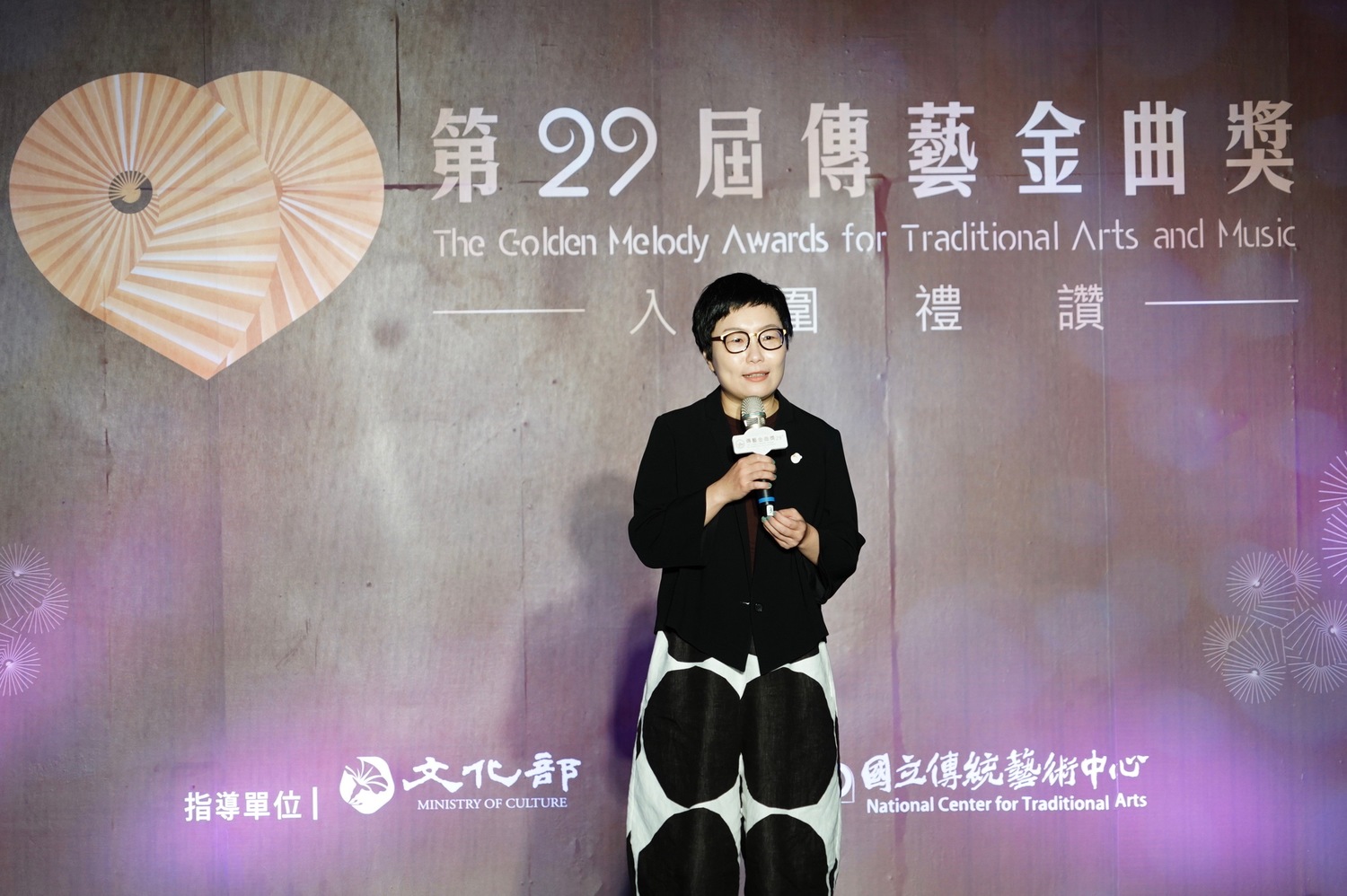 文化部政務次長丁曉菁出席頒發本屆入圍者入圍獎牌,除了與所有入圍者分享喜悅以外,也特別藉著這個機會與傳統暨藝術領域上百位傳統藝術工作者近距離交流。 圖:國立傳統藝術中心/提供 文化部政務次長丁曉菁出席頒發本屆入圍者入圍獎牌,除了與所有入圍者分享喜悅以外,也特別藉著這個機會與傳統暨藝術領域上百位傳統藝術工作者近距離交流。 圖:國立傳統藝術中心/提供