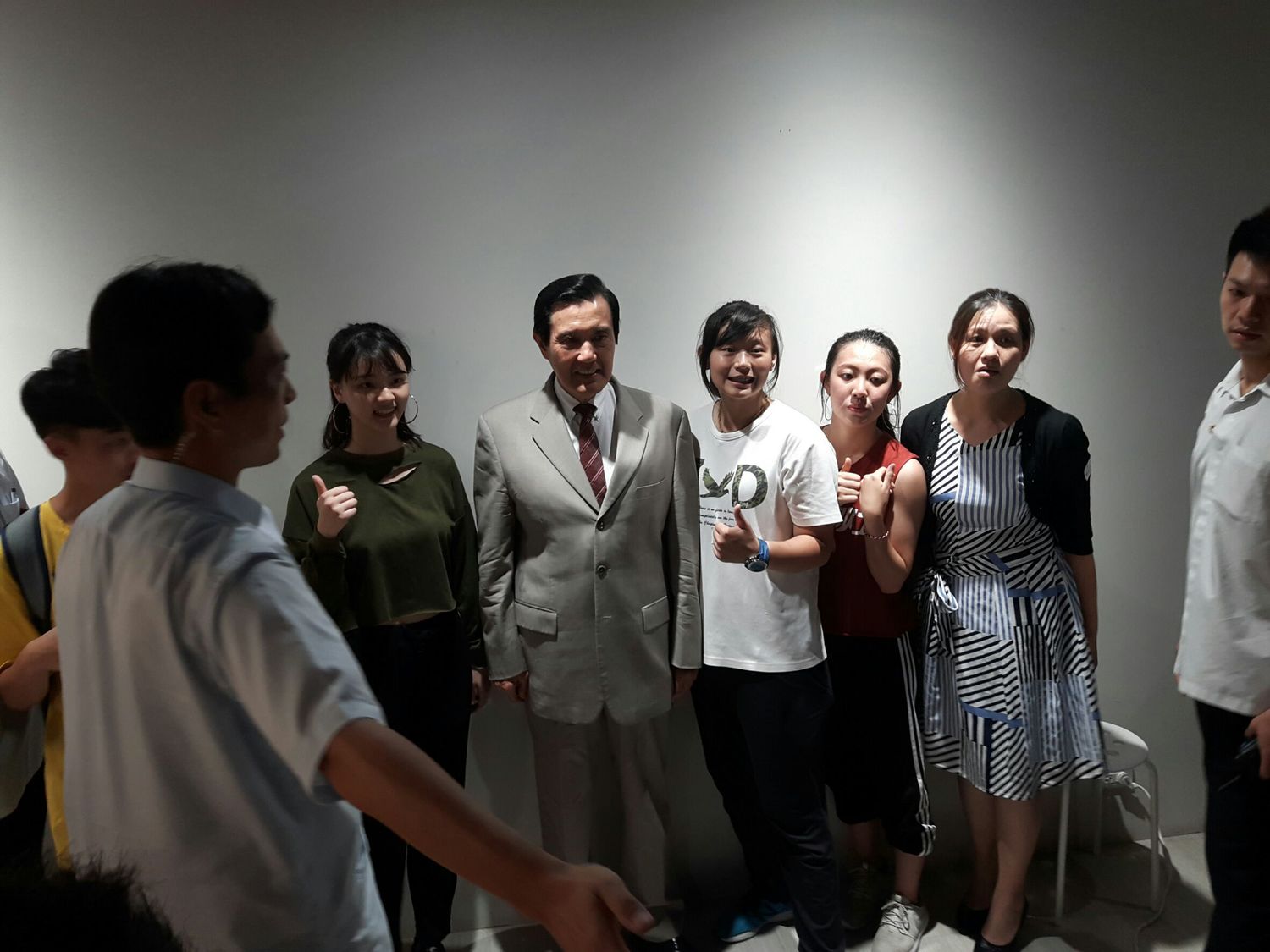 前總統馬英九在現場與民眾交換意見並一一拍照合影。 圖:林昀真/攝 前總統馬英九在現場與民眾交換意見並一一拍照合影。 圖:林昀真/攝
