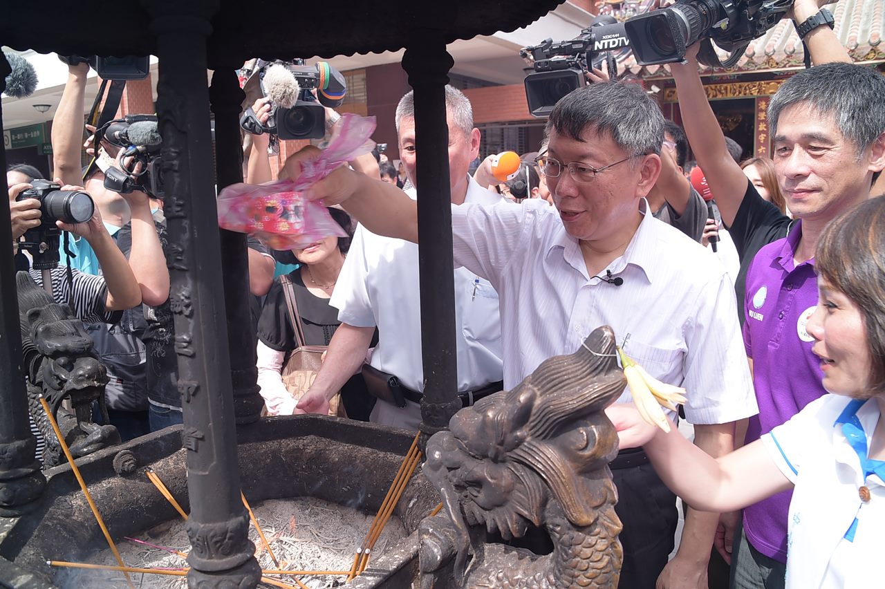 柯文哲到霞海城隍廟上香參拜。 圖:台北市政府/提供 柯文哲到霞海城隍廟上香參拜。 圖:台北市政府/提供