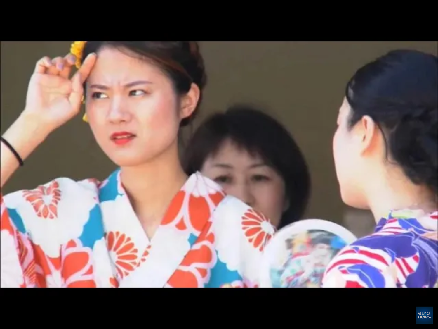 熱浪來襲,日本近來都可看到民眾在街頭邊揮扇、邊擦汗的鏡頭。 圖:翻攝自Youtube 熱浪來襲,日本近來都可看到民眾在街頭邊揮扇、邊擦汗的鏡頭。 圖:翻攝自Youtube