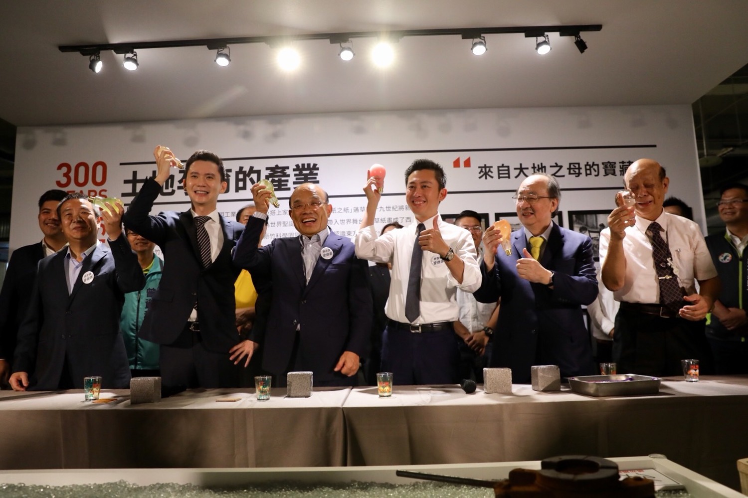 鄭朝方送大家他親自調香的燈泡造型「電火球香水」,期許新北市、新竹市、新竹縣、苗栗縣一起亮起來。 圖:蘇貞昌競選辦公室提供 鄭朝方送大家他親自調香的燈泡造型「電火球香水」,期許新北市、新竹市、新竹縣、苗栗縣一起亮起來。 圖:蘇貞昌競選辦公室提供