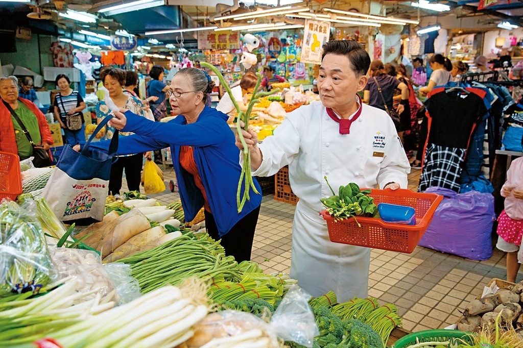阿基師期望民眾也能在自己的市場小旅行中發掘在地食材。 圖:北市觀傳局/提供 阿基師期望民眾也能在自己的市場小旅行中發掘在地食材。 圖:北市觀傳局/提供
