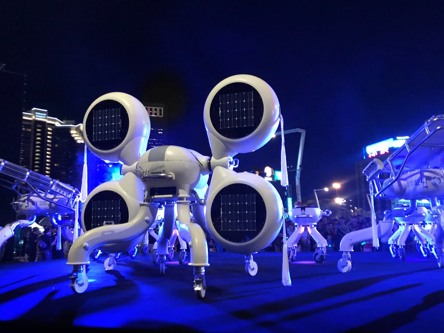 今年海祭Akibo老師設計的「閃閃電光樂團(SIAM SIAM ROBOT)」,就是由曾於世大運閉幕典禮中演出的九座機器人所組成,「閃閃電光樂團」將在福隆海水浴場展出。 圖:翻攝自Akibo LeeFB 今年海祭Akibo老師設計的「閃閃電光樂團(SIAM SIAM ROBOT)」,就是由曾於世大運閉幕典禮中演出的九座機器人所組成,「閃閃電光樂團」將在福隆海水浴場展出。 圖:翻攝自Akibo LeeFB