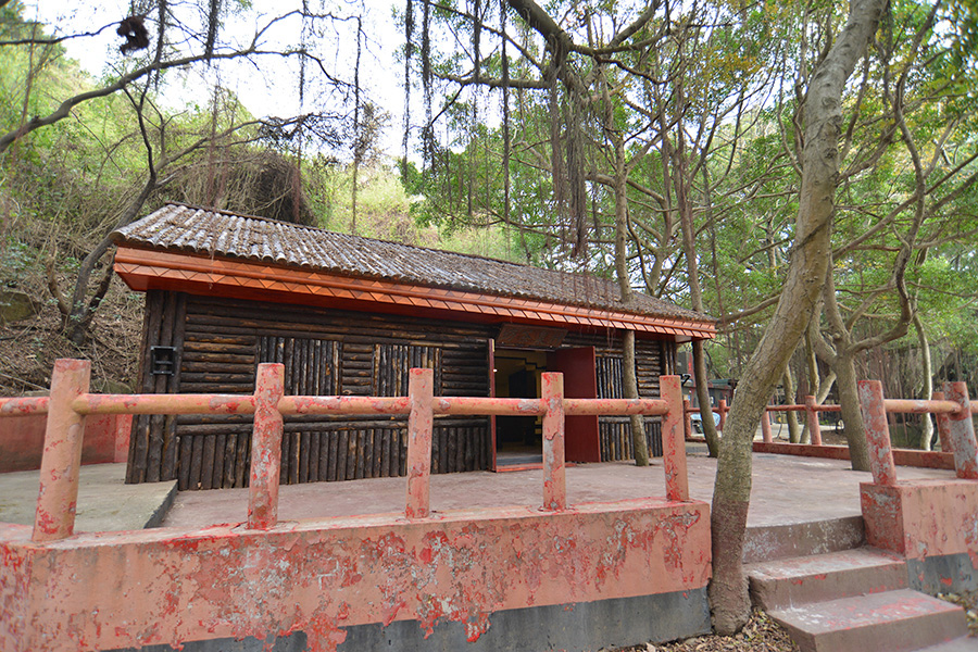 神泉旁建造「神泉茶坊」,木屋造型的神泉茶坊是島上重要的休閒場所,更是招待蒞島長官貴賓的地方。 圖 :金門旅遊網提供 神泉旁建造「神泉茶坊」,木屋造型的神泉茶坊是島上重要的休閒場所,更是招待蒞島長官貴賓的地方。 圖 :金門旅遊網提供