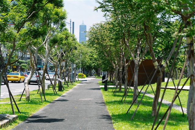 《人行道景觀空間》種植了象徵誠信與承諾的九芎樹,每年七、八月綻放的九芎花將陪伴走過災難記憶的人們,與隨風飄散落地生根的種子,堅強地昂首未來。 圖:高雄市文化局/提供 《人行道景觀空間》種植了象徵誠信與承諾的九芎樹,每年七、八月綻放的九芎花將陪伴走過災難記憶的人們,與隨風飄散落地生根的種子,堅強地昂首未來。 圖:高雄市文化局/提供
