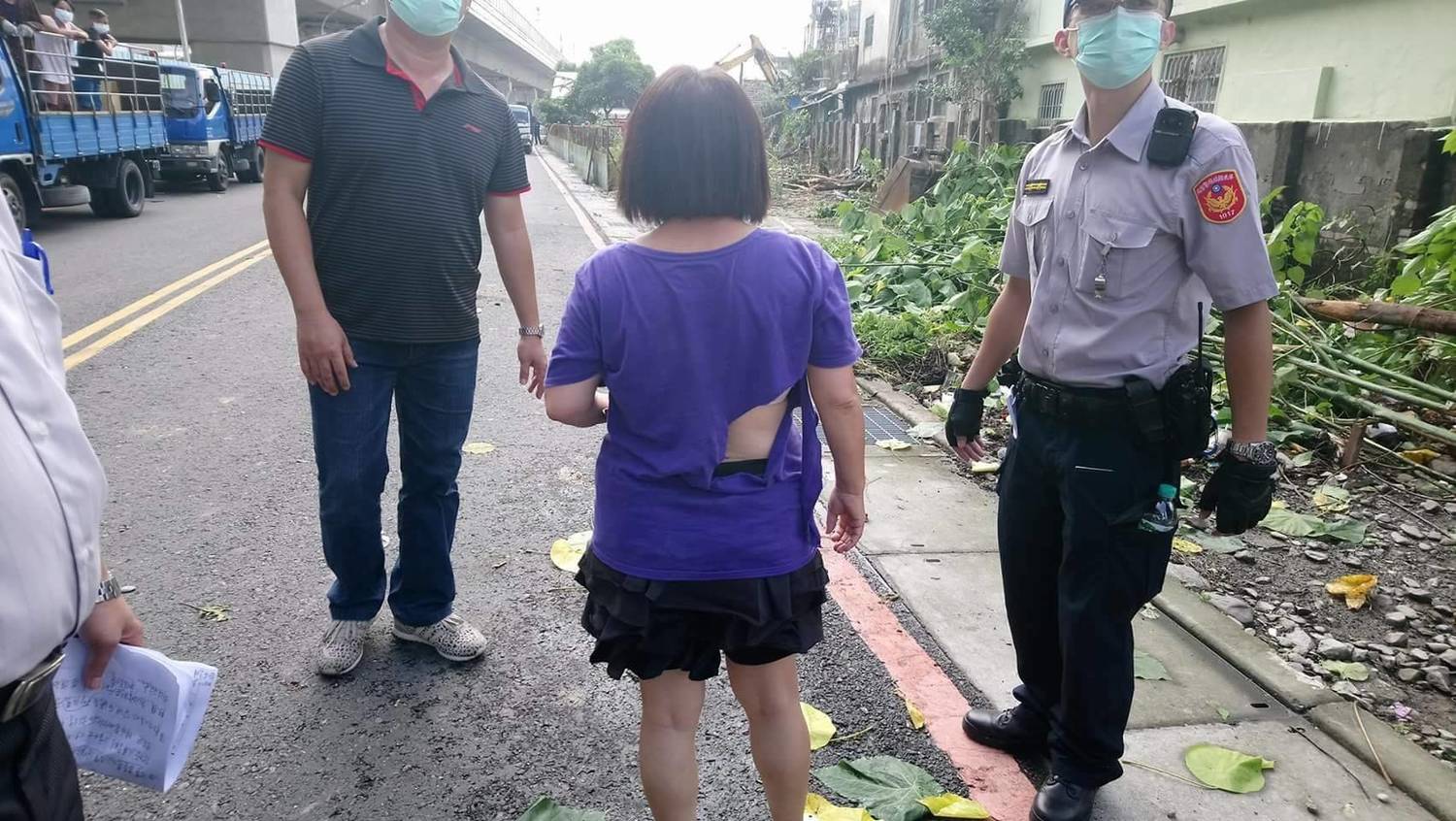 屏東縣議員蔣月惠日前因阻止公勇路拆除作業,上衣遭撕破。 圖 : 蔣月惠/提供 屏東縣議員蔣月惠日前因阻止公勇路拆除作業,上衣遭撕破。 圖 : 蔣月惠/提供