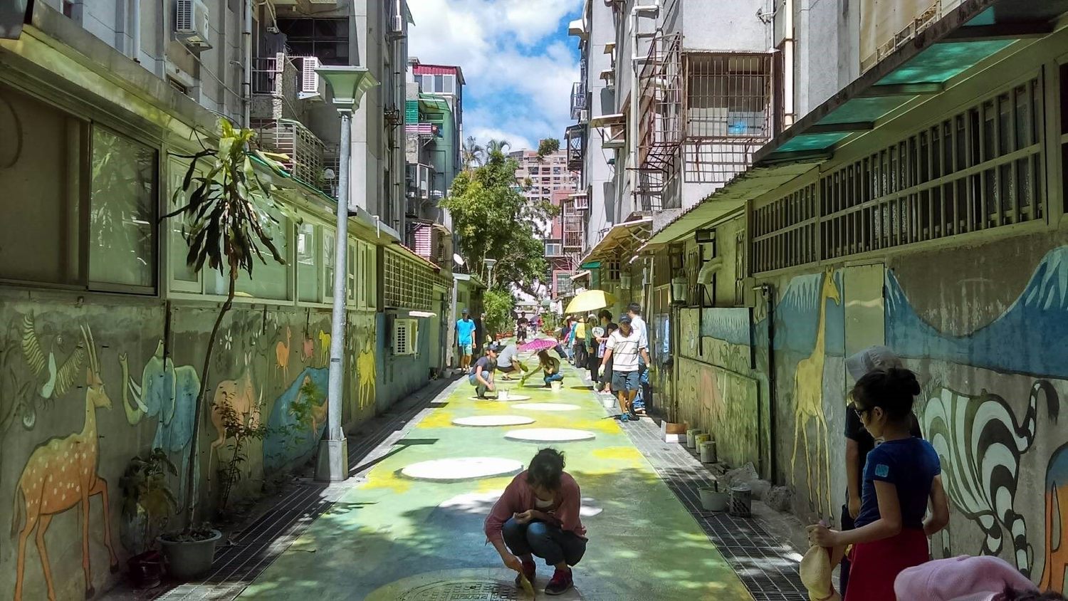 松山區民生東路上污水接管的後巷進行地坪3D彩繪美化,並由當地民族國小美術班師生巧手創作下,完成後巷一朵朵3D「大王蓮」地景彩繪藝術。 圖:台北市工務局提供 松山區民生東路上污水接管的後巷進行地坪3D彩繪美化,並由當地民族國小美術班師生巧手創作下,完成後巷一朵朵3D「大王蓮」地景彩繪藝術。 圖:台北市工務局提供