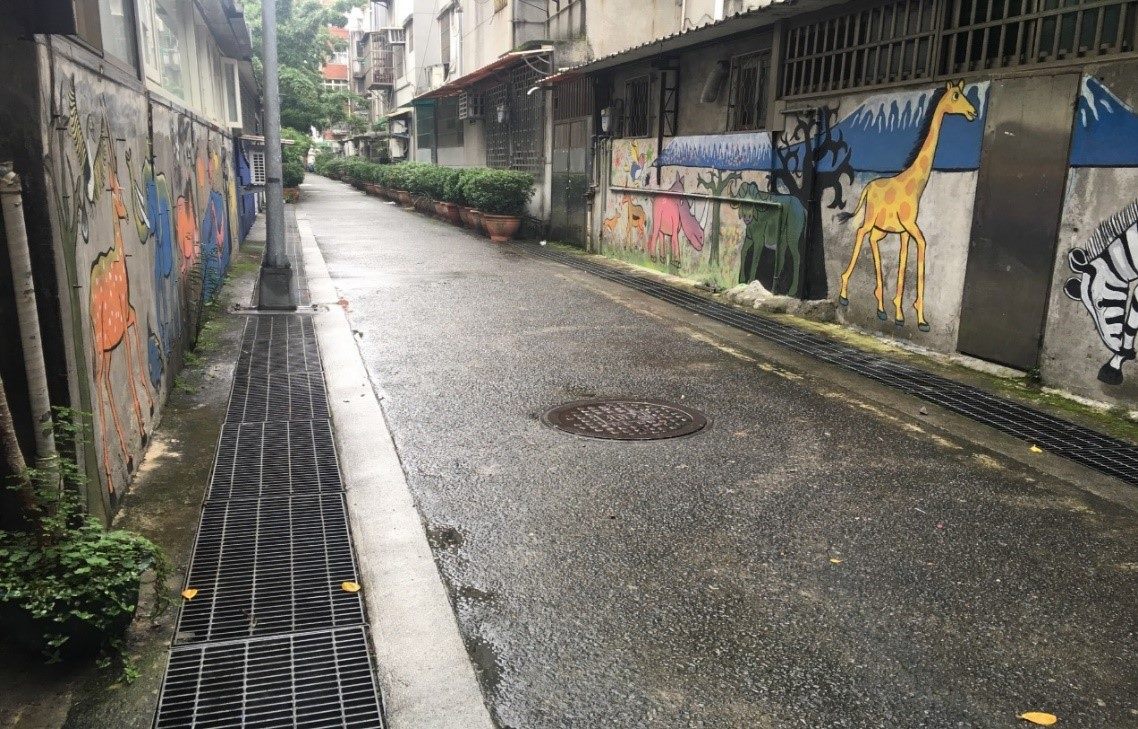 台北市政府正建設污水下水道系統,使原本狹窄潮濕幽暗的後巷改造成乾淨、明亮的生活空間。 圖:台北市工務局提供 台北市政府正建設污水下水道系統,使原本狹窄潮濕幽暗的後巷改造成乾淨、明亮的生活空間。 圖:台北市工務局提供
