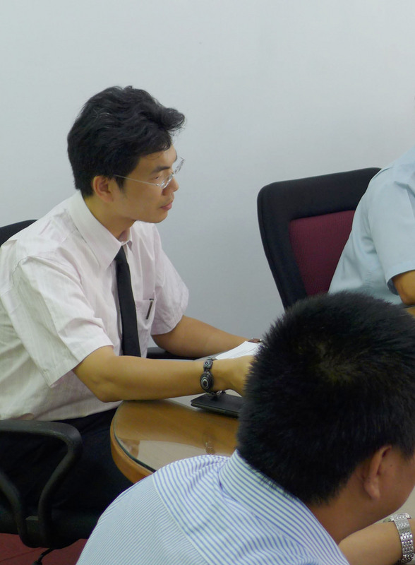 花蓮地檢察署檢察官林俊佑(左)疑不滿就讀幼稚園的女兒被同學欺負,帶員警到幼兒園嚴厲質問小朋友,並要求刑警取監視畫面指認,地檢署獲知將他提起公訴,並將召開檢察官職務評定審議會,決議是否將林俊佑移送檢察官評鑑。 圖 : 中央社翻攝 花蓮地檢察署檢察官林俊佑(左)疑不滿就讀幼稚園的女兒被同學欺負,帶員警到幼兒園嚴厲質問小朋友,並要求刑警取監視畫面指認,地檢署獲知將他提起公訴,並將召開檢察官職務評定審議會,決議是否將林俊佑移送檢察官評鑑。 圖 : 中央社翻攝