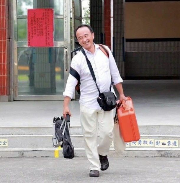 為了留下美好影像及聲音,李孟哲經常背著大大小小裝備。 圖:取自李孟哲臉書 為了留下美好影像及聲音,李孟哲經常背著大大小小裝備。 圖:取自李孟哲臉書