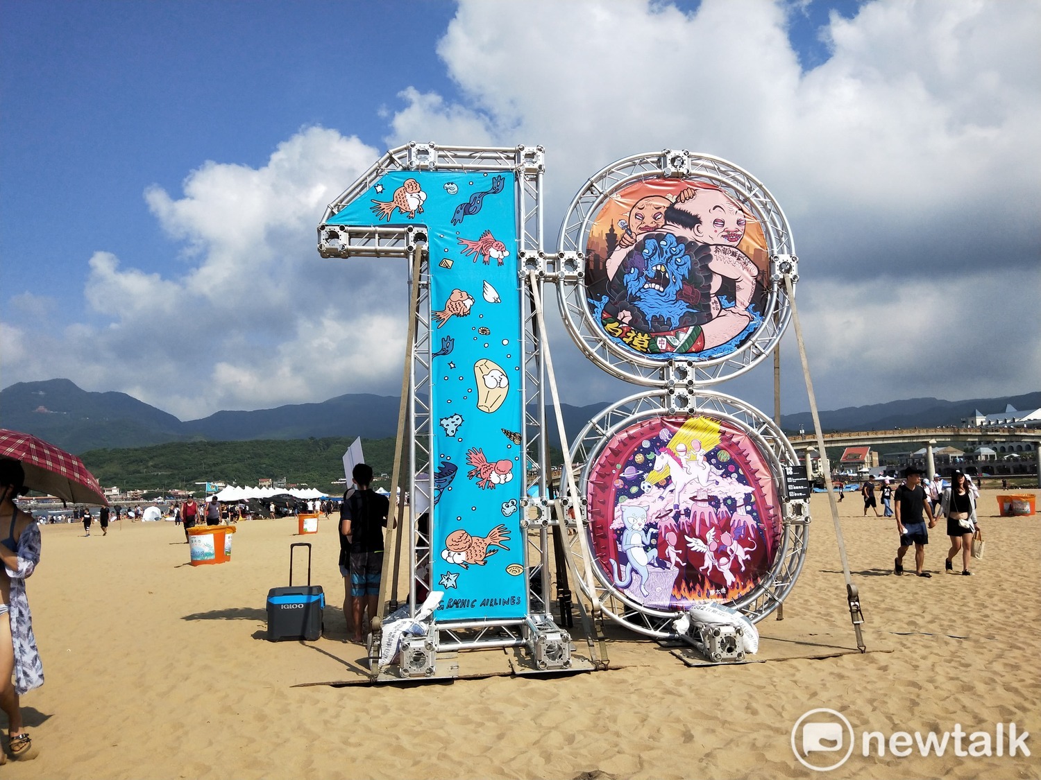 海祭18的招牌,也成為到現場的人一項打卡熱點。 圖:張家綺/攝 海祭18的招牌,也成為到現場的人一項打卡熱點。 圖:張家綺/攝