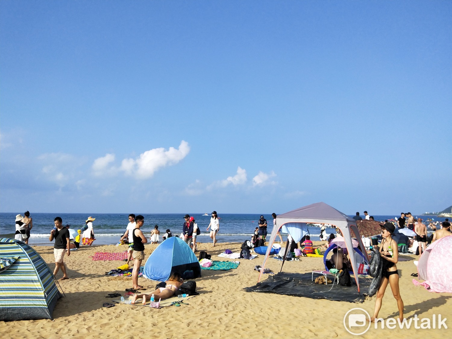 海祭在夏季熱門的福隆海水浴場,許多人在沙灘上席地享受海岸悠閒。 圖:張家綺/攝 海祭在夏季熱門的福隆海水浴場,許多人在沙灘上席地享受海岸悠閒。 圖:張家綺/攝