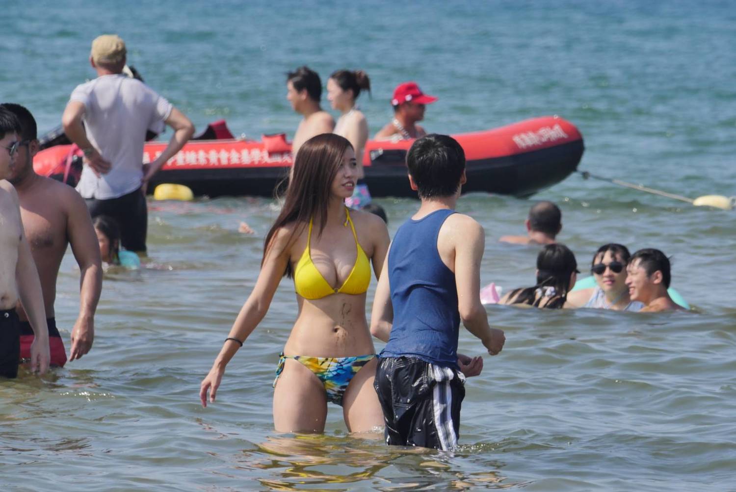 海水浴場也有許多穿著火辣比基尼的人在享受沁涼海水! 圖:新北市觀旅局提供 海水浴場也有許多穿著火辣比基尼的人在享受沁涼海水! 圖:新北市觀旅局提供