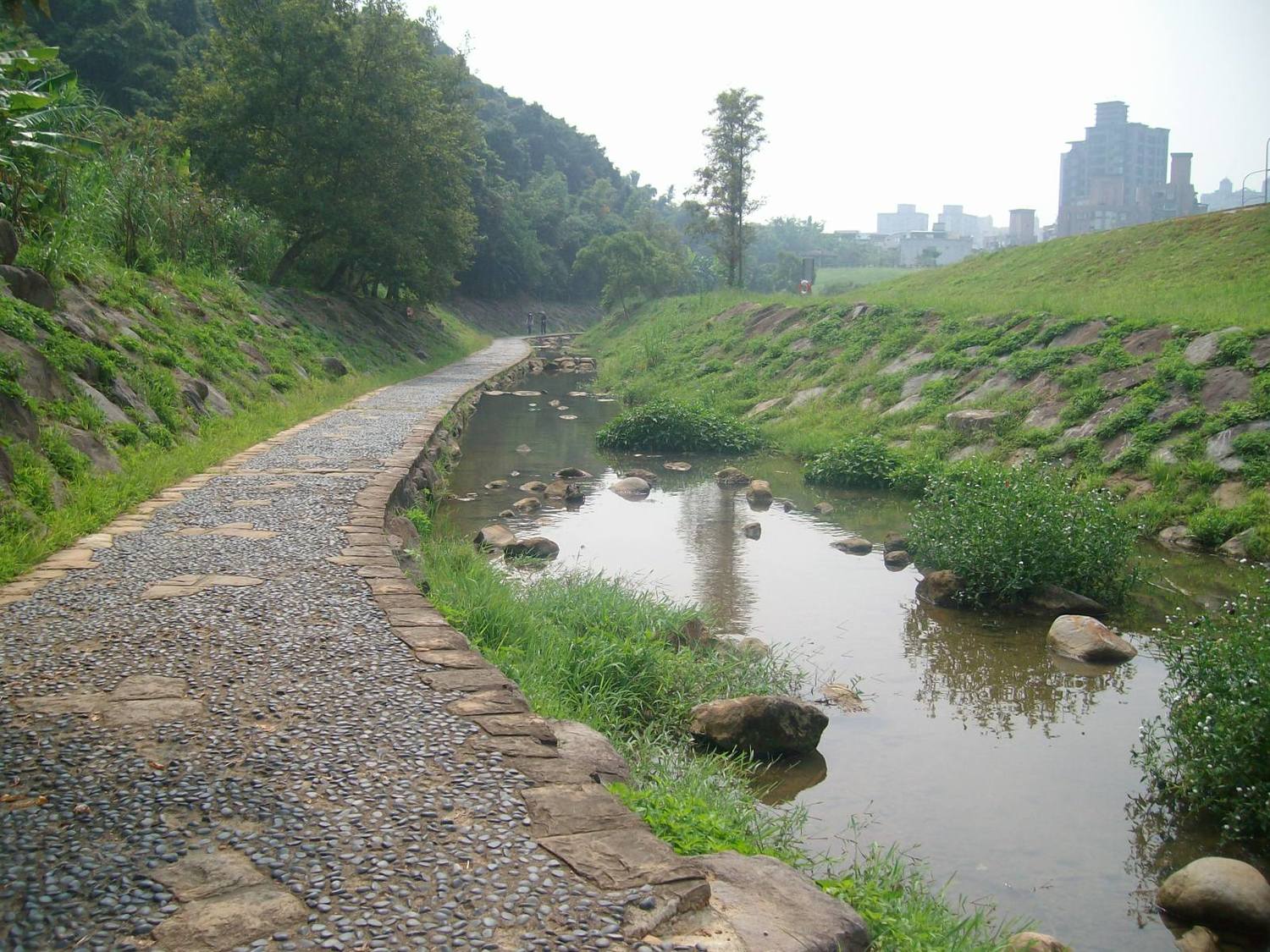 「大溝溪溪畔步道」,在大湖山莊街的243巷的大溝溪溪畔步道入口,藍天綠地配上溪水清涼氣息。 圖:台北市工務局提供 「大溝溪溪畔步道」,在大湖山莊街的243巷的大溝溪溪畔步道入口,藍天綠地配上溪水清涼氣息。 圖:台北市工務局提供