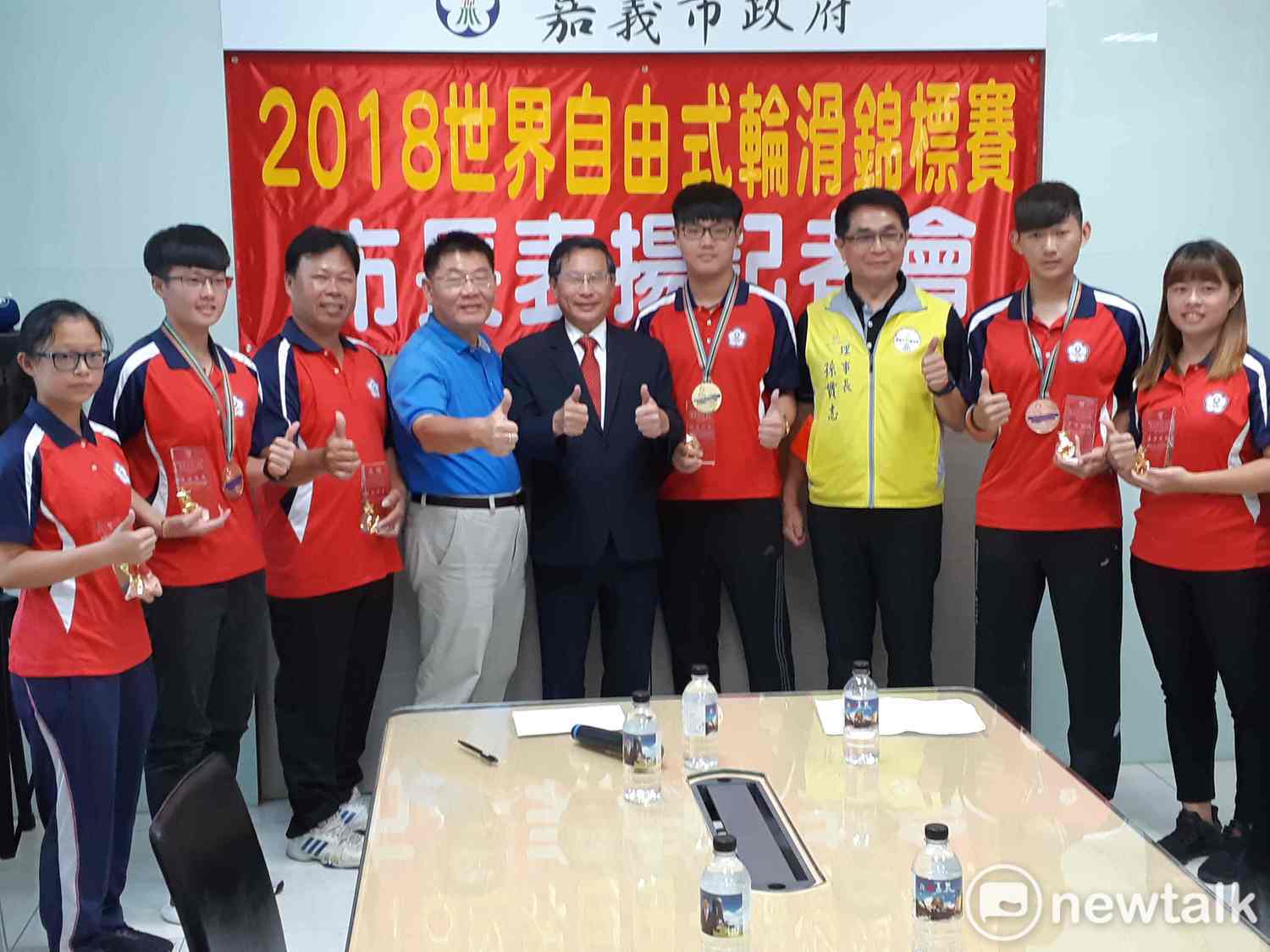 嘉義市長參選人涂醒哲27日表揚傑出溜冰選手,並表示將研議舉辦國際賽事,增加嘉義市能見度。 圖:蔡坤龍/攝 嘉義市長參選人涂醒哲27日表揚傑出溜冰選手,並表示將研議舉辦國際賽事,增加嘉義市能見度。 圖:蔡坤龍/攝