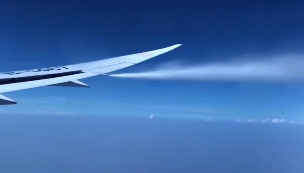 返降巴黎戴高樂機場過程中,班機先進行空中洩油的動作。 圖:翻攝微博 返降巴黎戴高樂機場過程中,班機先進行空中洩油的動作。 圖:翻攝微博