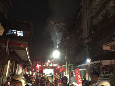板橋一棟舊式公寓驚傳氣爆,出租套鳥內發現一具焦屍,另有2人命危1人燒燙傷。 板橋一棟舊式公寓驚傳氣爆,出租套鳥內發現一具焦屍,另有2人命危1人燒燙傷。
