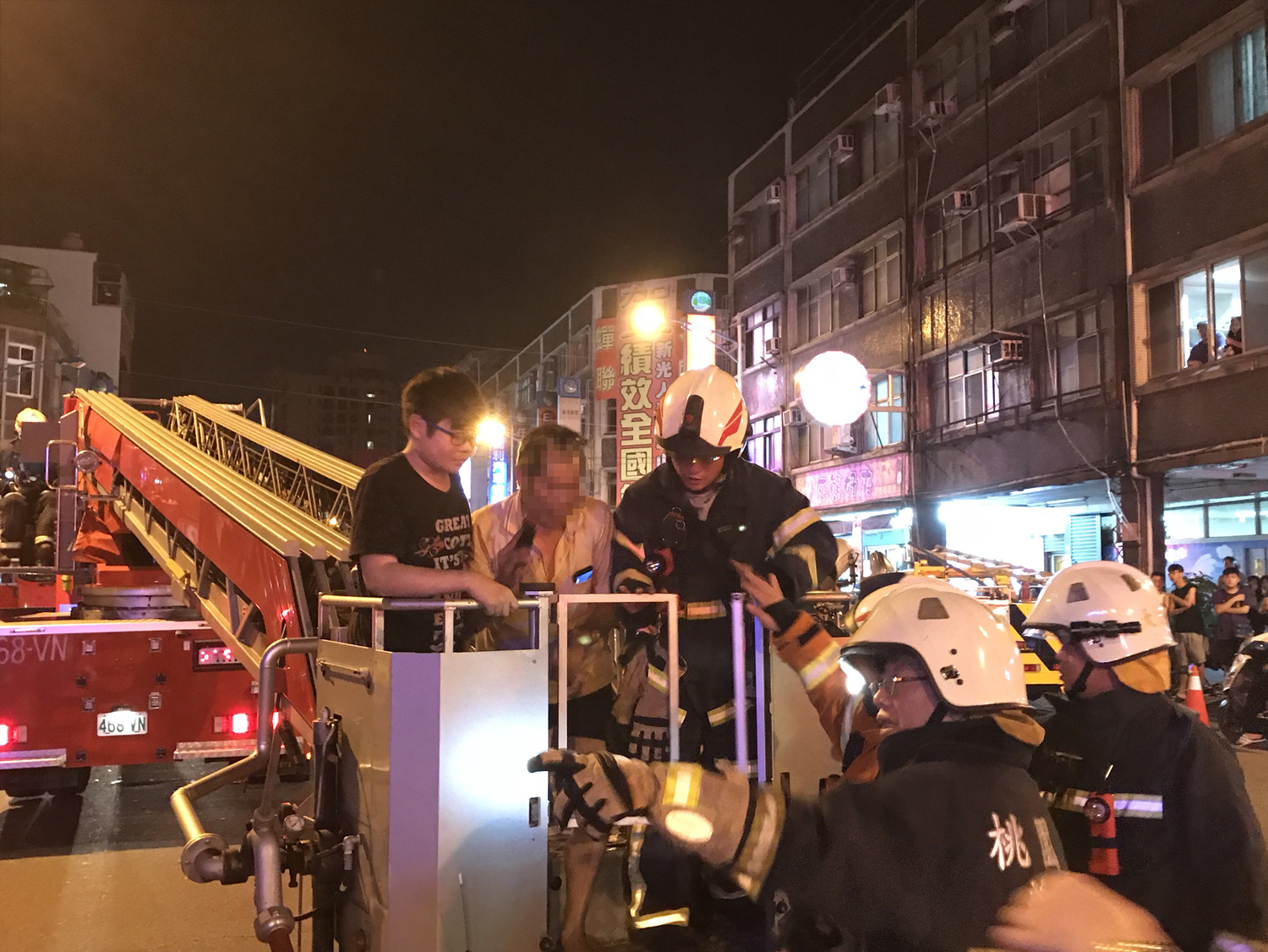 劉姓屋主跳至隔璧頂樓呼救,消防人員利用雲梯車將其安全被救出。 圖:桃園市政府消防局/提供(資料照) 劉姓屋主跳至隔璧頂樓呼救,消防人員利用雲梯車將其安全被救出。 圖:桃園市政府消防局/提供(資料照)
