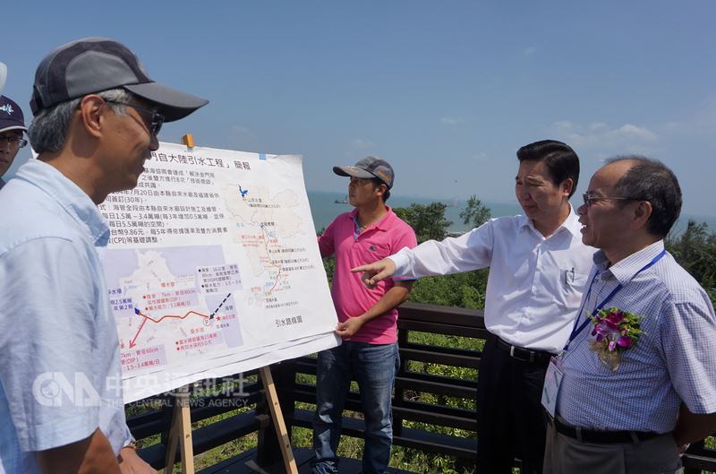 金門縣政府預定8月初與中國大陸辦理引水儀式,陸委會27日建議縣府暫緩辦理。金門縣長陳福海(右2)28日表示,尊重陸委會立場,但也強調「金門鄉親權益優先,民生基礎建設第一」。圖為陳福海等人去年間視察引水工程。 圖:中央社(資料照片) 金門縣政府預定8月初與中國大陸辦理引水儀式,陸委會27日建議縣府暫緩辦理。金門縣長陳福海(右2)28日表示,尊重陸委會立場,但也強調「金門鄉親權益優先,民生基礎建設第一」。圖為陳福海等人去年間視察引水工程。 圖:中央社(資料照片)
