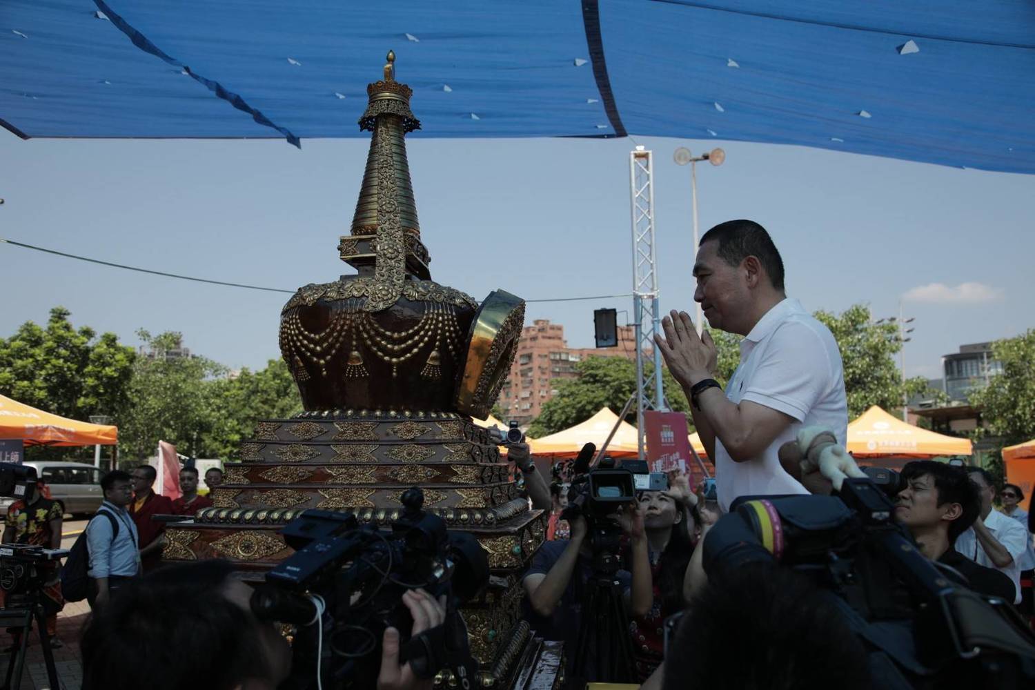 侯友宜對金剛上師恆性嘉措仁波且,三年半間印環島為民眾祈福感到敬佩。 圖:侯友宜競選辦公室/提供 侯友宜對金剛上師恆性嘉措仁波且,三年半間印環島為民眾祈福感到敬佩。 圖:侯友宜競選辦公室/提供
