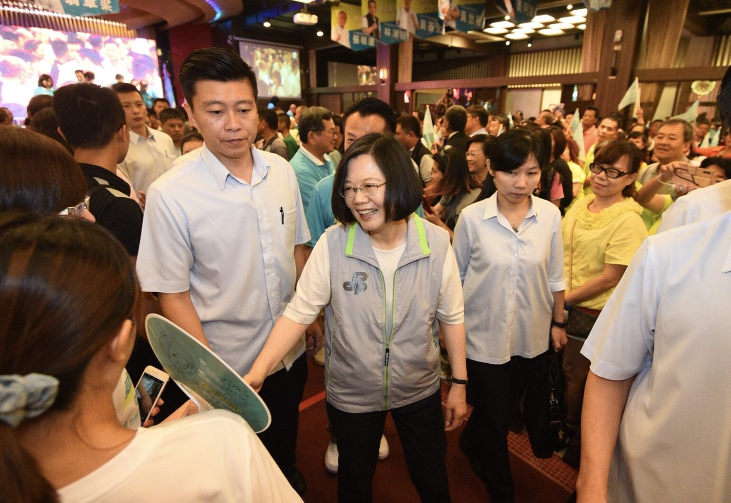 年底大選將近,民進黨啟動輔選列車,黨主席蔡英文今(29)日前往嘉義縣舉行「改革挺台灣2018候選人授旗誓師大會」。 圖:民進黨/提供 年底大選將近,民進黨啟動輔選列車,黨主席蔡英文今(29)日前往嘉義縣舉行「改革挺台灣2018候選人授旗誓師大會」。 圖:民進黨/提供