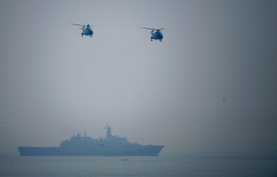 中共海軍首次舉辦的「國際軍事比賽-2018」海上登陸賽事,29日在福建泉州石獅將軍山賽場開幕,共有伊朗、俄羅斯、蘇丹、委內瑞拉等5國參加。圖為中共海軍陸戰隊演練三棲立體登陸作戰科目。 圖:翻攝自中新社 中共海軍首次舉辦的「國際軍事比賽-2018」海上登陸賽事,29日在福建泉州石獅將軍山賽場開幕,共有伊朗、俄羅斯、蘇丹、委內瑞拉等5國參加。圖為中共海軍陸戰隊演練三棲立體登陸作戰科目。 圖:翻攝自中新社