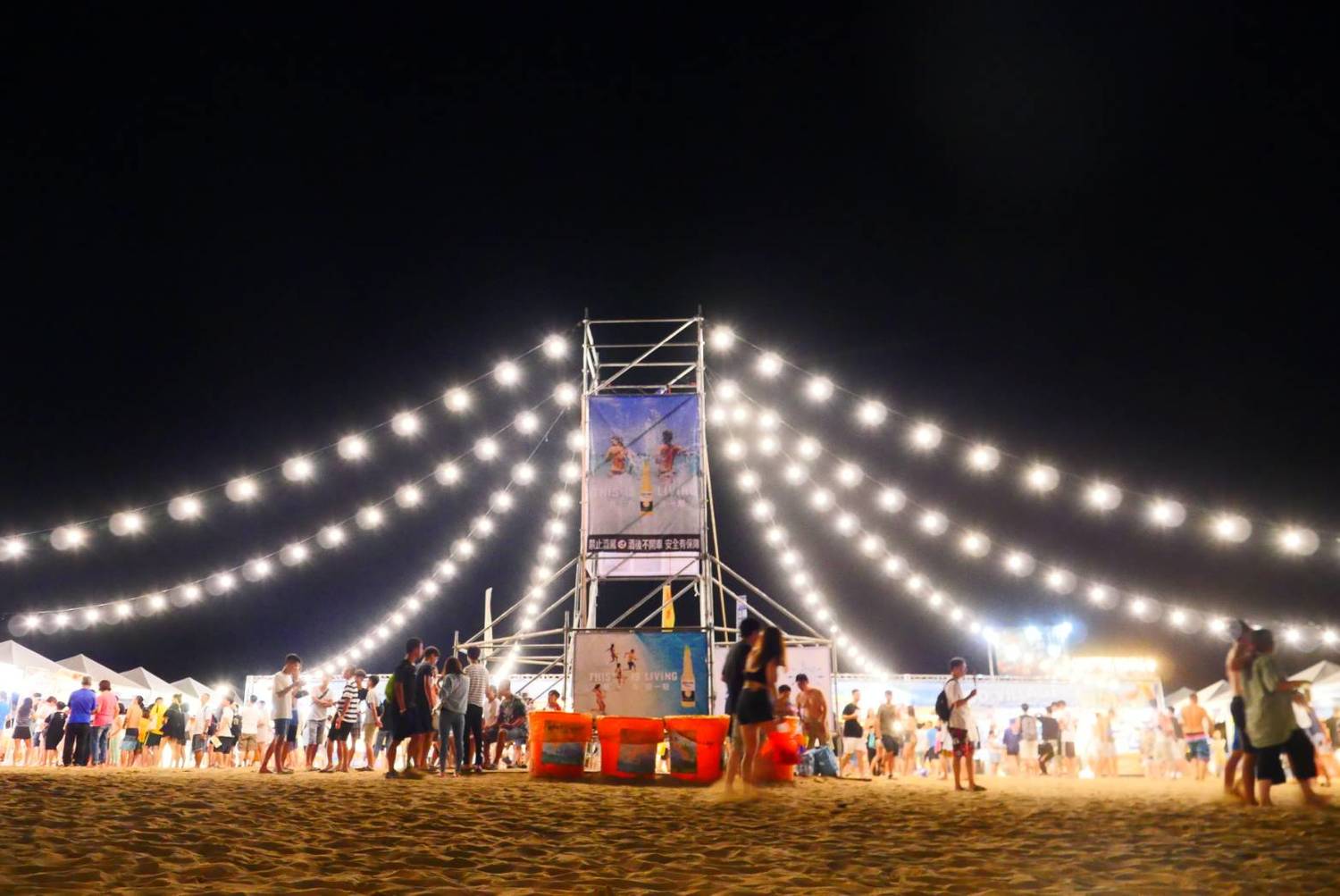 貢寮海祭到了夜晚打上燈光後,更顯沙灘上不同氛圍的美麗! 圖:新北市觀旅局提供 貢寮海祭到了夜晚打上燈光後,更顯沙灘上不同氛圍的美麗! 圖:新北市觀旅局提供