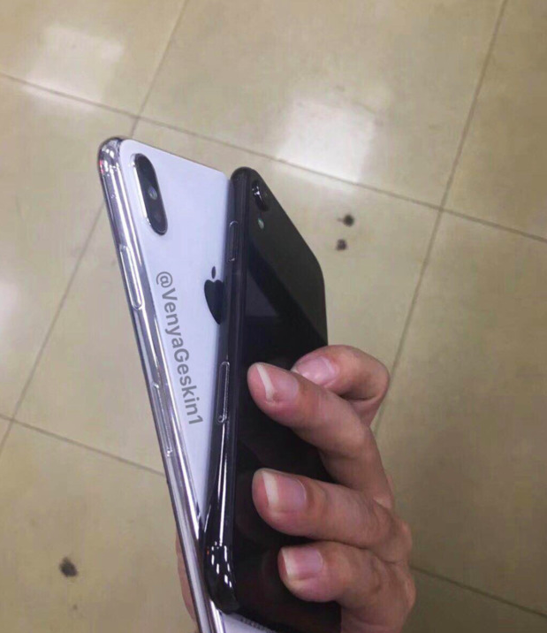 比較之下網友推測,搭載裝鏡頭與不鏽鋼邊框的應該是iPhone X plus,另外一台則是iPhone 9。 圖:翻攝推特 比較之下網友推測,搭載裝鏡頭與不鏽鋼邊框的應該是iPhone X plus,另外一台則是iPhone 9。 圖:翻攝推特