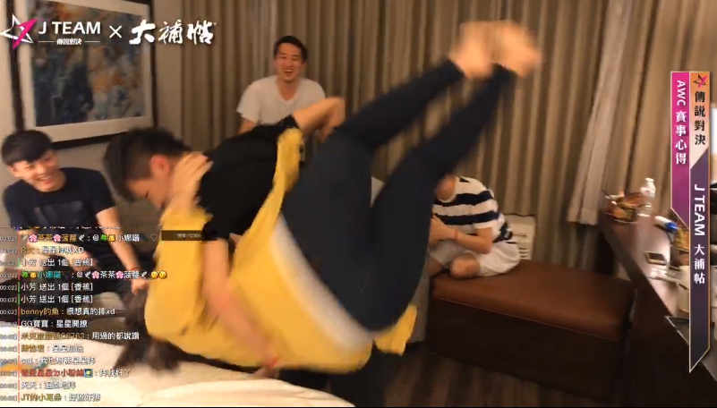 Star當場被隊友拱說要摔看看托比,他也說到做到。 Star當場被隊友拱說要摔看看托比,他也說到做到。