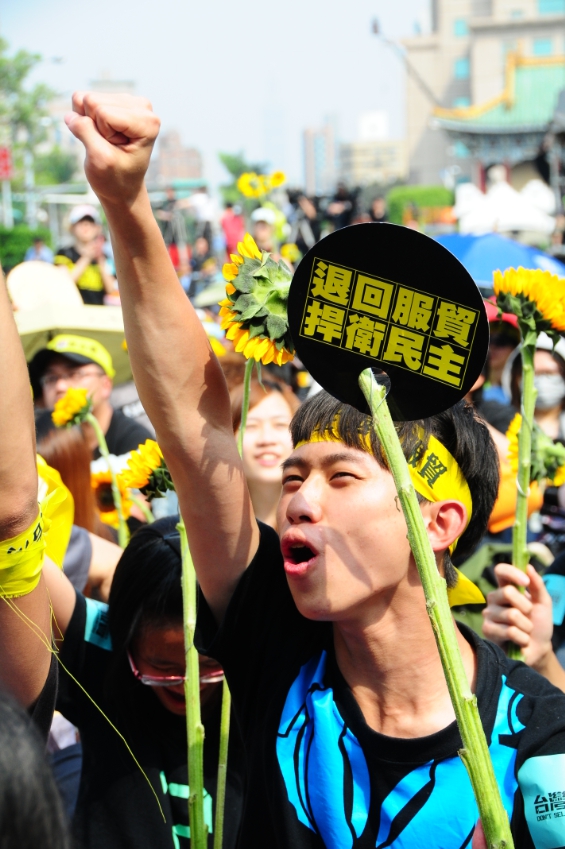 整個運動是以公民的形式呈現,各種光譜由左到右、由統到獨的NGO團體或是公民力量,都可以在此發聲,而這樣的力量也呈現台灣的民主已經進入全新的階段。 圖:晏山農/提供 整個運動是以公民的形式呈現,各種光譜由左到右、由統到獨的NGO團體或是公民力量,都可以在此發聲,而這樣的力量也呈現台灣的民主已經進入全新的階段。 圖:晏山農/提供