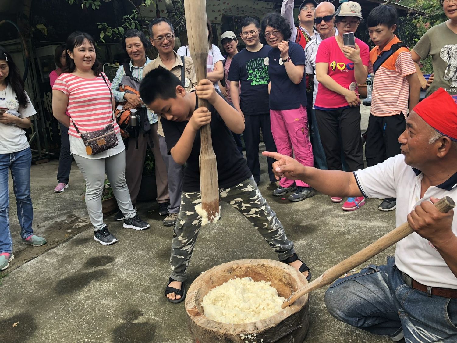 「原鄉文化心體驗」部分,則會到高雄的原鄉地區,將帶著遊客深入茂林區,體驗揮汗搗年糕等充滿原民文化色彩的傳統。 圖:高雄市農業局/提供 「原鄉文化心體驗」部分,則會到高雄的原鄉地區,將帶著遊客深入茂林區,體驗揮汗搗年糕等充滿原民文化色彩的傳統。 圖:高雄市農業局/提供