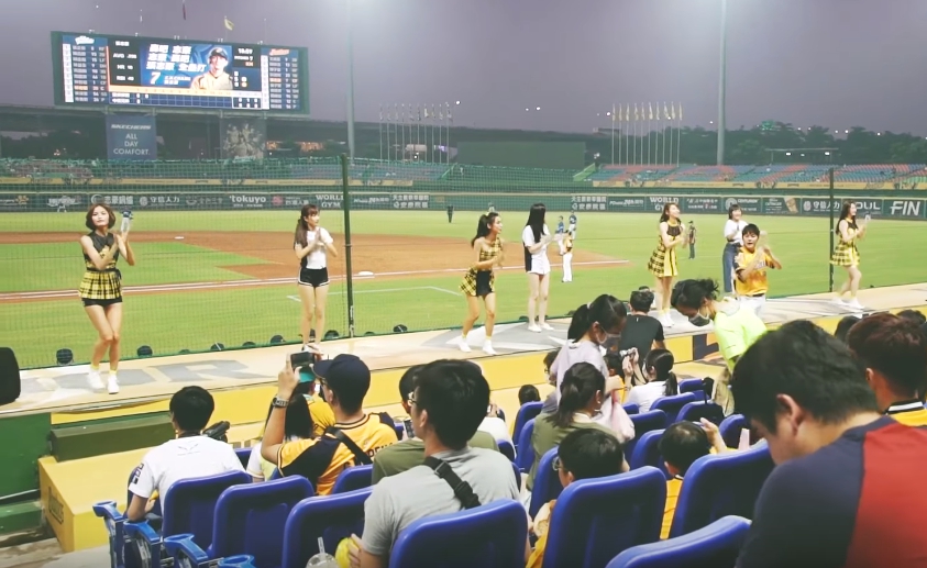 電狼三姝登台與「Passion Sisters」一同跳起中信兄弟加油舞蹈，帶領觀眾將現場氣氛嗨到最高點。