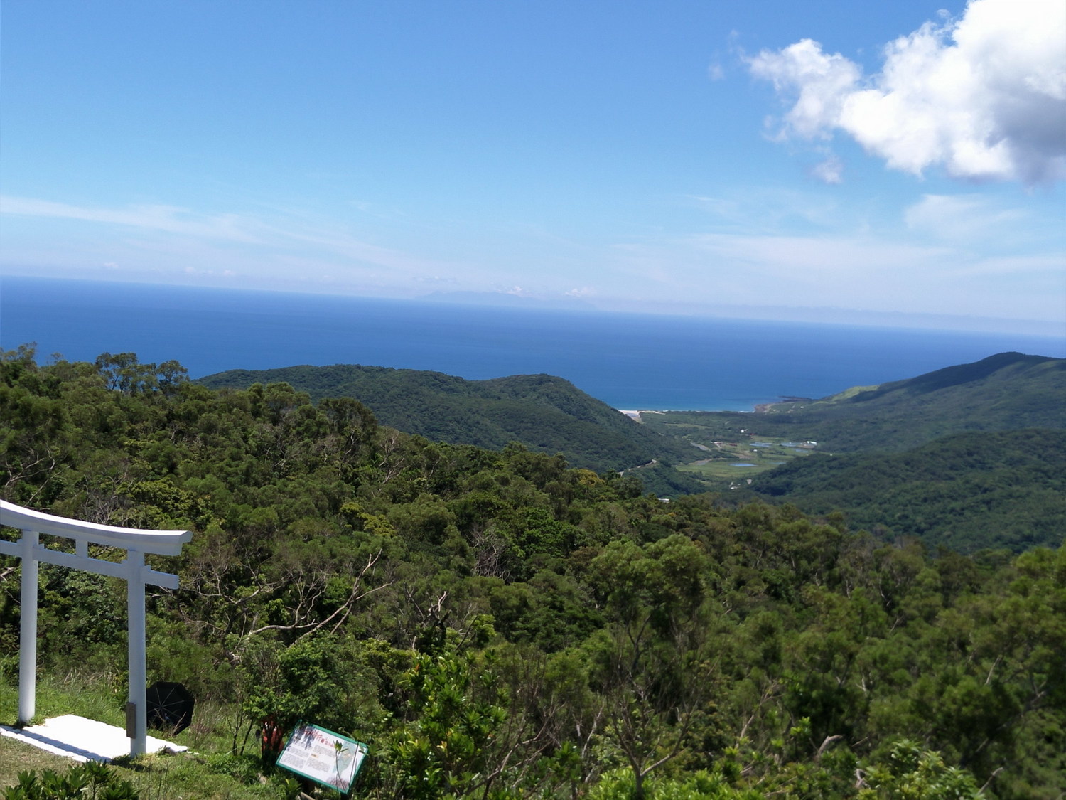 「落山風風景特定區」內的高士神社,可以遠眺整個牡丹鄉高士部落壯觀美景! 圖:屏東縣觀傳處提供 「落山風風景特定區」內的高士神社,可以遠眺整個牡丹鄉高士部落壯觀美景! 圖:屏東縣觀傳處提供