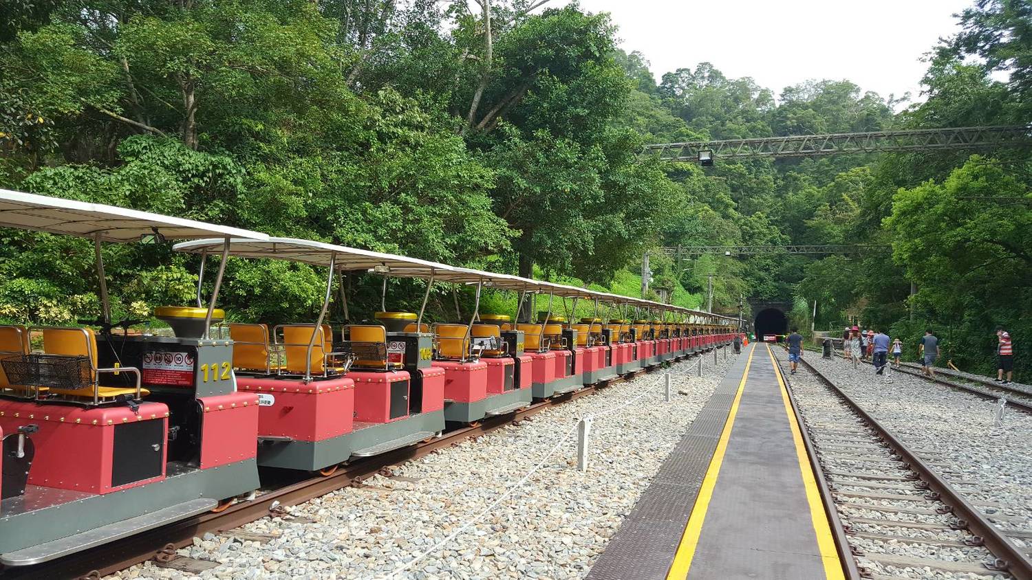 Rail Bike除了採電力輔助行駛,也有人力踩踏方式可節省電力。 圖:翻攝自苗栗縣地檢署FB Rail Bike除了採電力輔助行駛,也有人力踩踏方式可節省電力。 圖:翻攝自苗栗縣地檢署FB