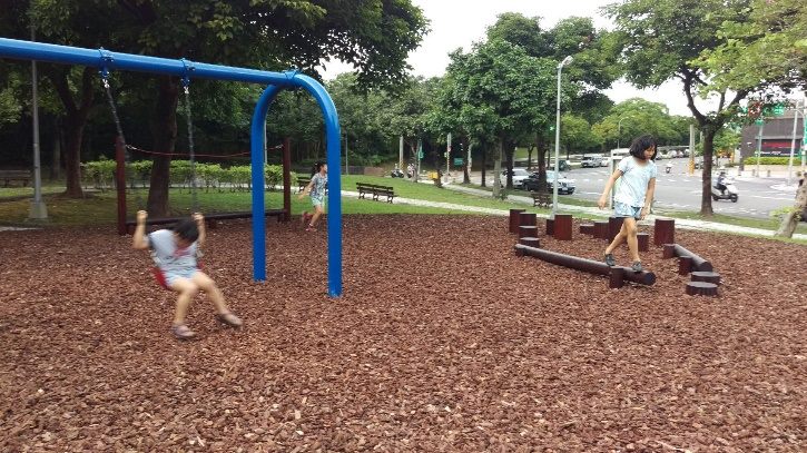 因公園位於成功路二段與安康路側,相較其他公園遊戲場,目前使用本遊戲場之居民相對較少,因此來這玩耍還不用人擠人。 圖:台北市工務局提供 因公園位於成功路二段與安康路側,相較其他公園遊戲場,目前使用本遊戲場之居民相對較少,因此來這玩耍還不用人擠人。 圖:台北市工務局提供