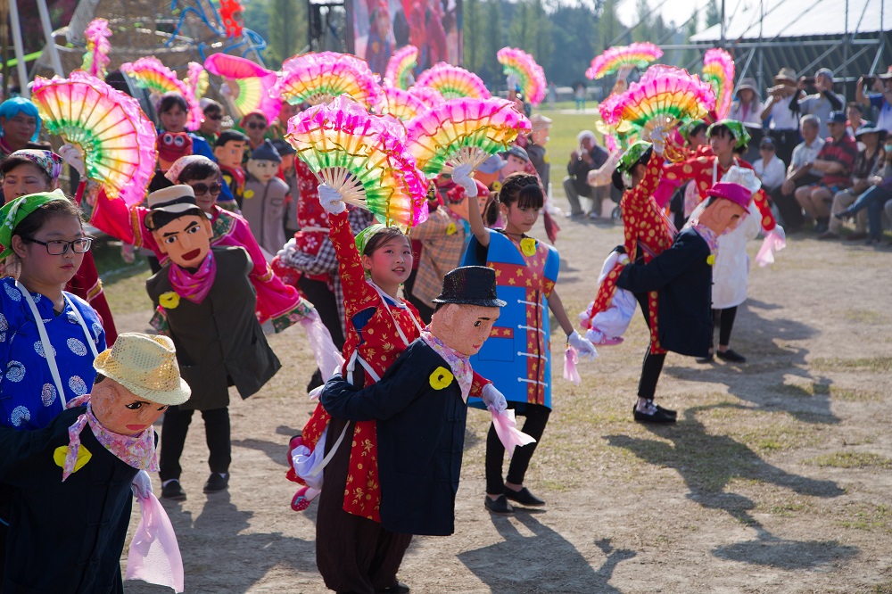 2018桃園蓮花季於活動時間從即日起至8月12日止,其中在本周末的8月4日及5日,將由在地居民演出地景環境劇場《戀戀海客庄》。 圖:桃園市文化局提供 2018桃園蓮花季於活動時間從即日起至8月12日止,其中在本周末的8月4日及5日,將由在地居民演出地景環境劇場《戀戀海客庄》。 圖:桃園市文化局提供