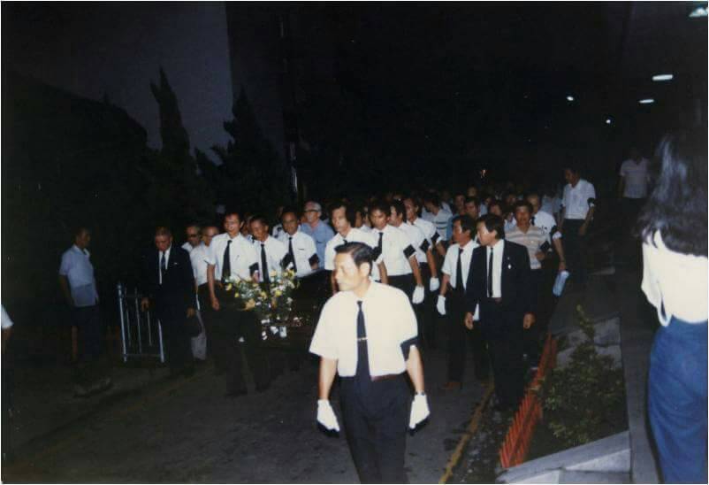 郭雨新遺體返台,宜蘭同志桃園機場迎靈。 圖 : 張文隆/提供 郭雨新遺體返台,宜蘭同志桃園機場迎靈。 圖 : 張文隆/提供