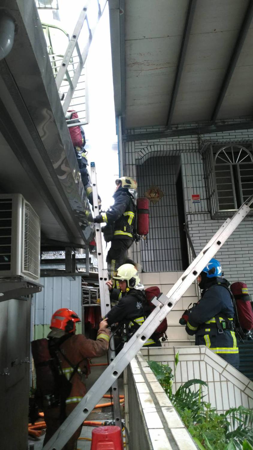 八里民宅火警從2樓延燒至3樓,警消架梯緊急救援。 八里民宅火警從2樓延燒至3樓,警消架梯緊急救援。