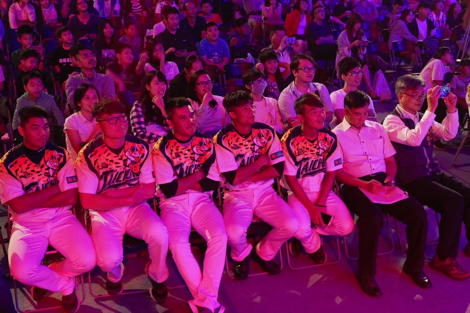 在台下觀看表演賽入迷的觀眾。 圖:TESL/提供 在台下觀看表演賽入迷的觀眾。 圖:TESL/提供