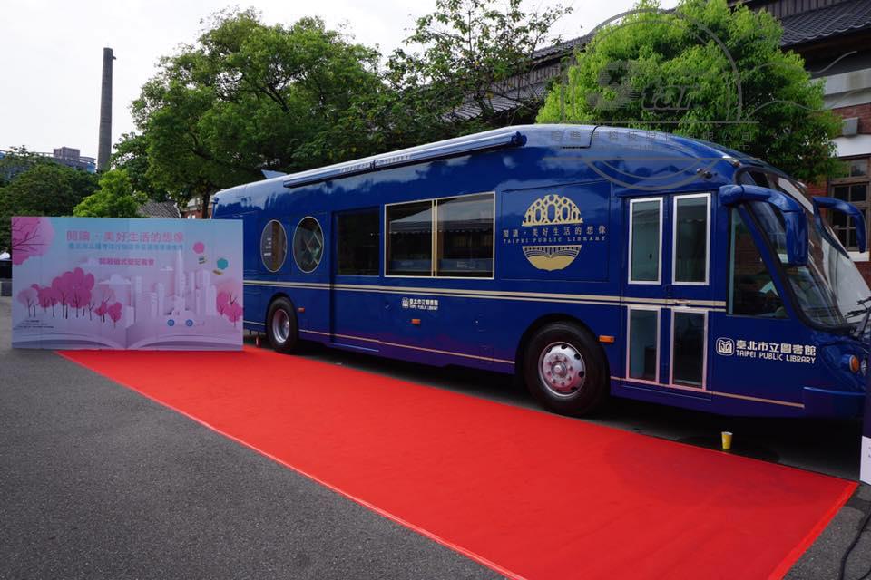 台北市立圖書館的行動書車,除了提供逾500本圖書閱讀服務外,更邀請知名作家辦理推廣講座。 圖:台北市圖書館/提供 台北市立圖書館的行動書車,除了提供逾500本圖書閱讀服務外,更邀請知名作家辦理推廣講座。 圖:台北市圖書館/提供