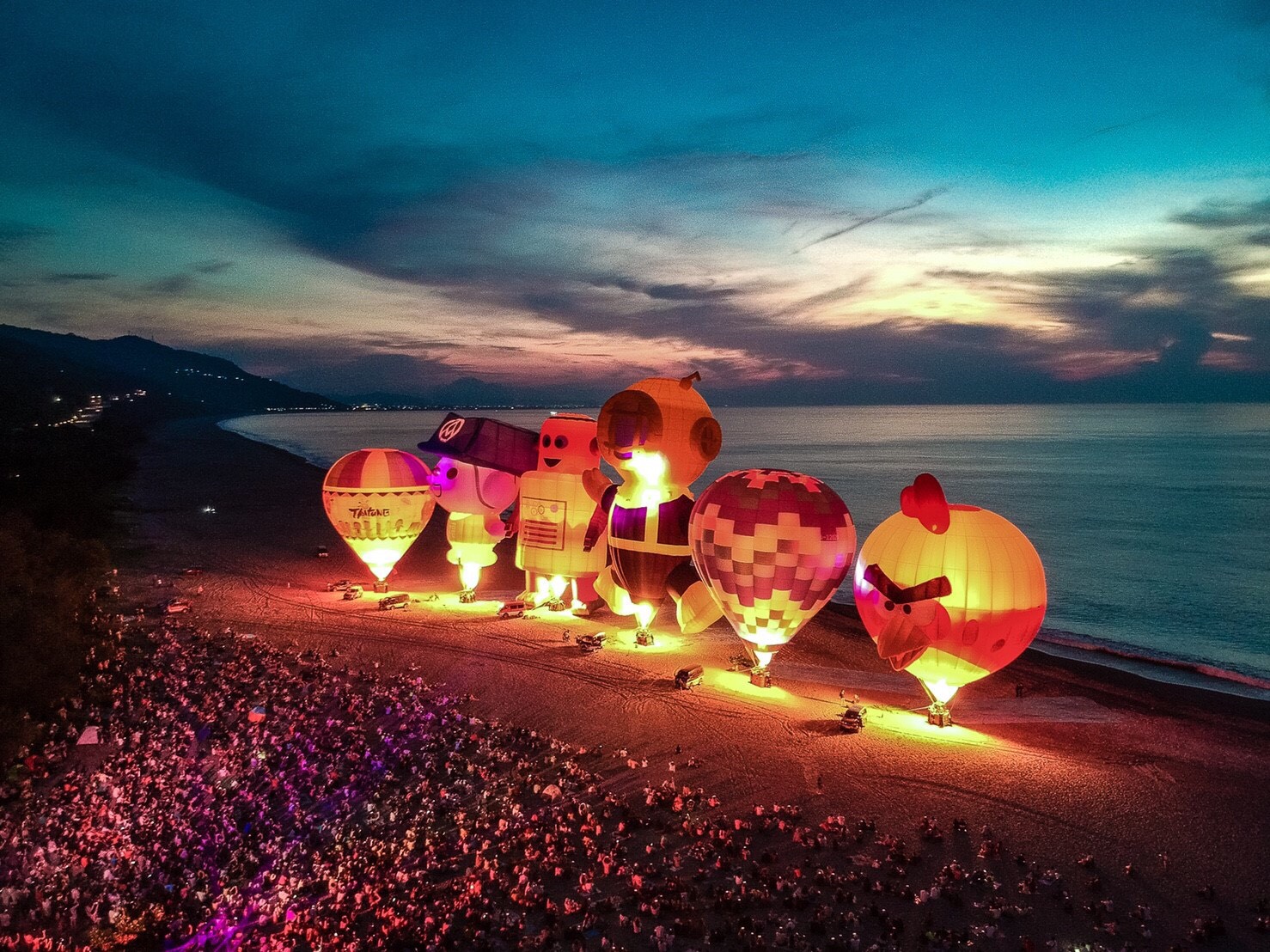 當日出曙光從海平面露出,並與熱氣球相互輝映時,美景更是令人驚呼連連。 圖:花蓮縣政府提供 當日出曙光從海平面露出,並與熱氣球相互輝映時,美景更是令人驚呼連連。 圖:花蓮縣政府提供