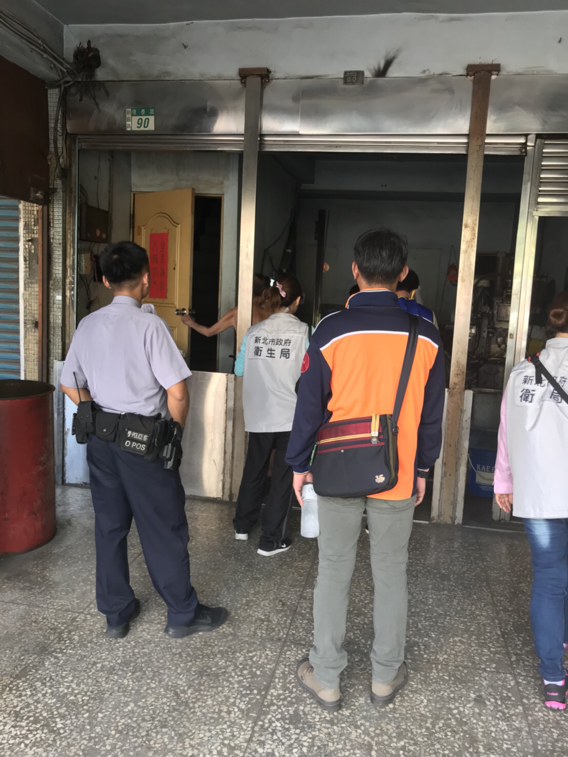 新北市府動員相關局處,在新莊瓊林里逐戶巡查積水容器。
圖:新北市衛生局提供 新北市府動員相關局處,在新莊瓊林里逐戶巡查積水容器。
圖:新北市衛生局提供
