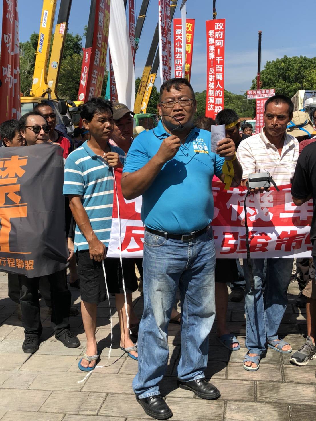 嘉市議員長參選人譚國華到場和運將們輪流演說喊口號。 圖:嘉義縣記者公會提供 嘉市議員長參選人譚國華到場和運將們輪流演說喊口號。 圖:嘉義縣記者公會提供