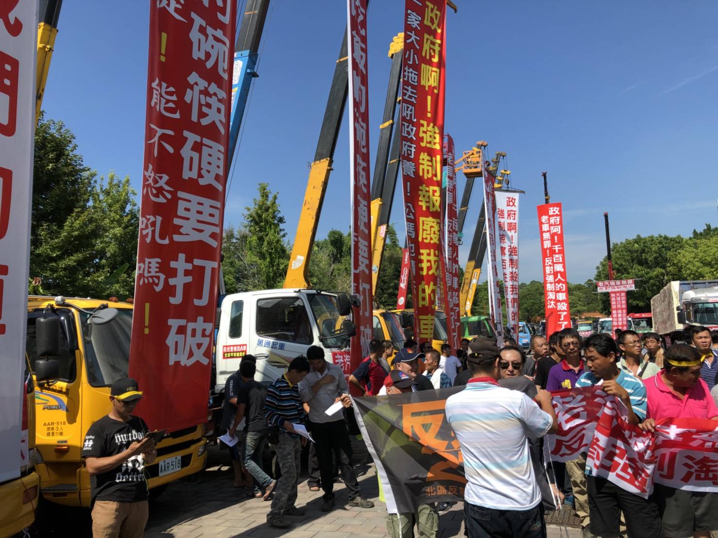 民進黨員王嘉汶更當場拿剪刀剪黨證抗議,最後大家開車掛抗議布條在縣轄「逗逗遊」,到縣府貼陳情書。 圖:嘉義縣記者公會提供 民進黨員王嘉汶更當場拿剪刀剪黨證抗議,最後大家開車掛抗議布條在縣轄「逗逗遊」,到縣府貼陳情書。 圖:嘉義縣記者公會提供