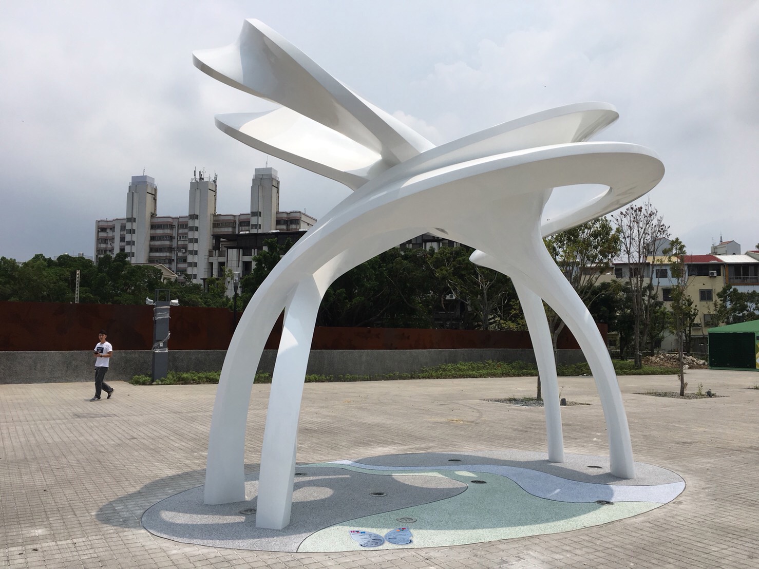 豐原葫蘆墩園區的公共藝術「花蠂共舞‧爭豔臺中」設於第五區。 台中市政府/提供 豐原葫蘆墩園區的公共藝術「花蠂共舞‧爭豔臺中」設於第五區。 台中市政府/提供
