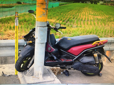 新竹縣一名蘇姓女子4日下午騎機車載著沒帶安全帽的6歲兒子出門,騎車時竟使用手機,自撞路邊電線桿,造成男童顱內嚴重出血,送醫不治,警方訊後將蘇女移送偵辦。 圖:中央社(翻攝畫面) 新竹縣一名蘇姓女子4日下午騎機車載著沒帶安全帽的6歲兒子出門,騎車時竟使用手機,自撞路邊電線桿,造成男童顱內嚴重出血,送醫不治,警方訊後將蘇女移送偵辦。 圖:中央社(翻攝畫面)